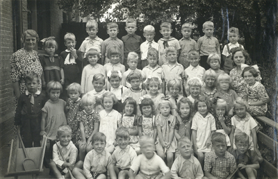 502202 Groepsportret van de leerkrachten en kinderen van de Fröbelschool Ondiep 63 te Utrecht.